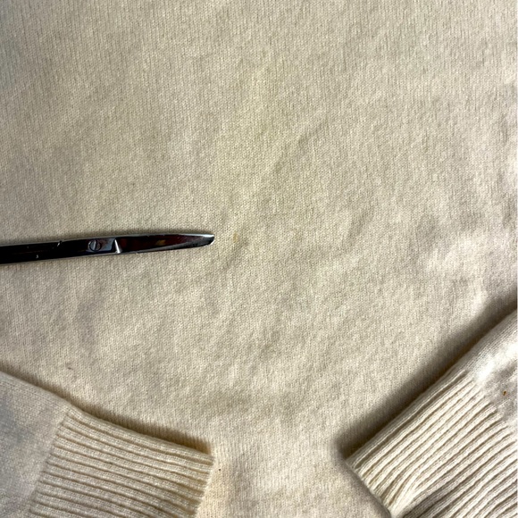 100% Cashmere Turtleneck - Picture 3 of 6